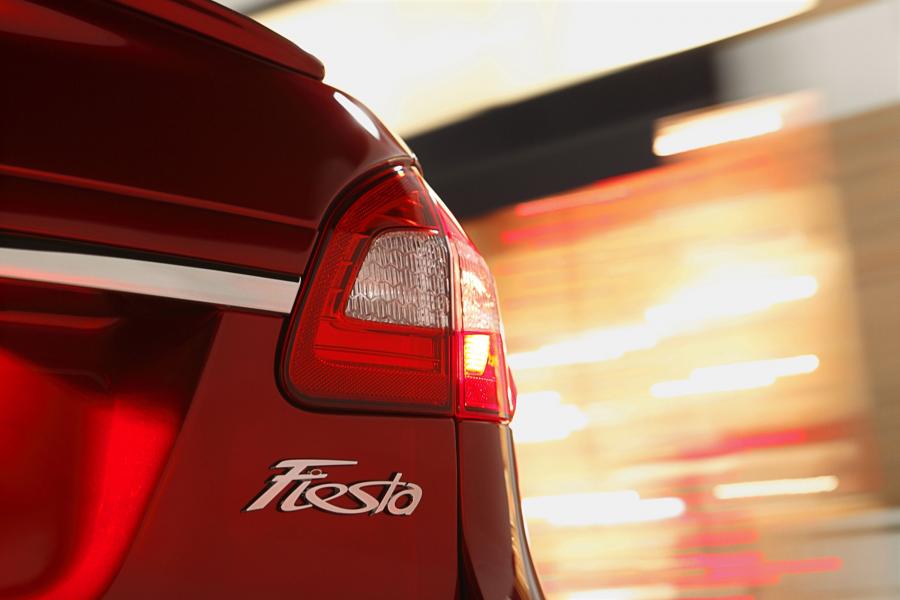  Ford Fiesta 2010 года  (US) (фото 8 из 31)